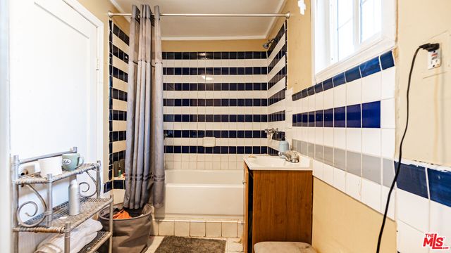 a view of utility room