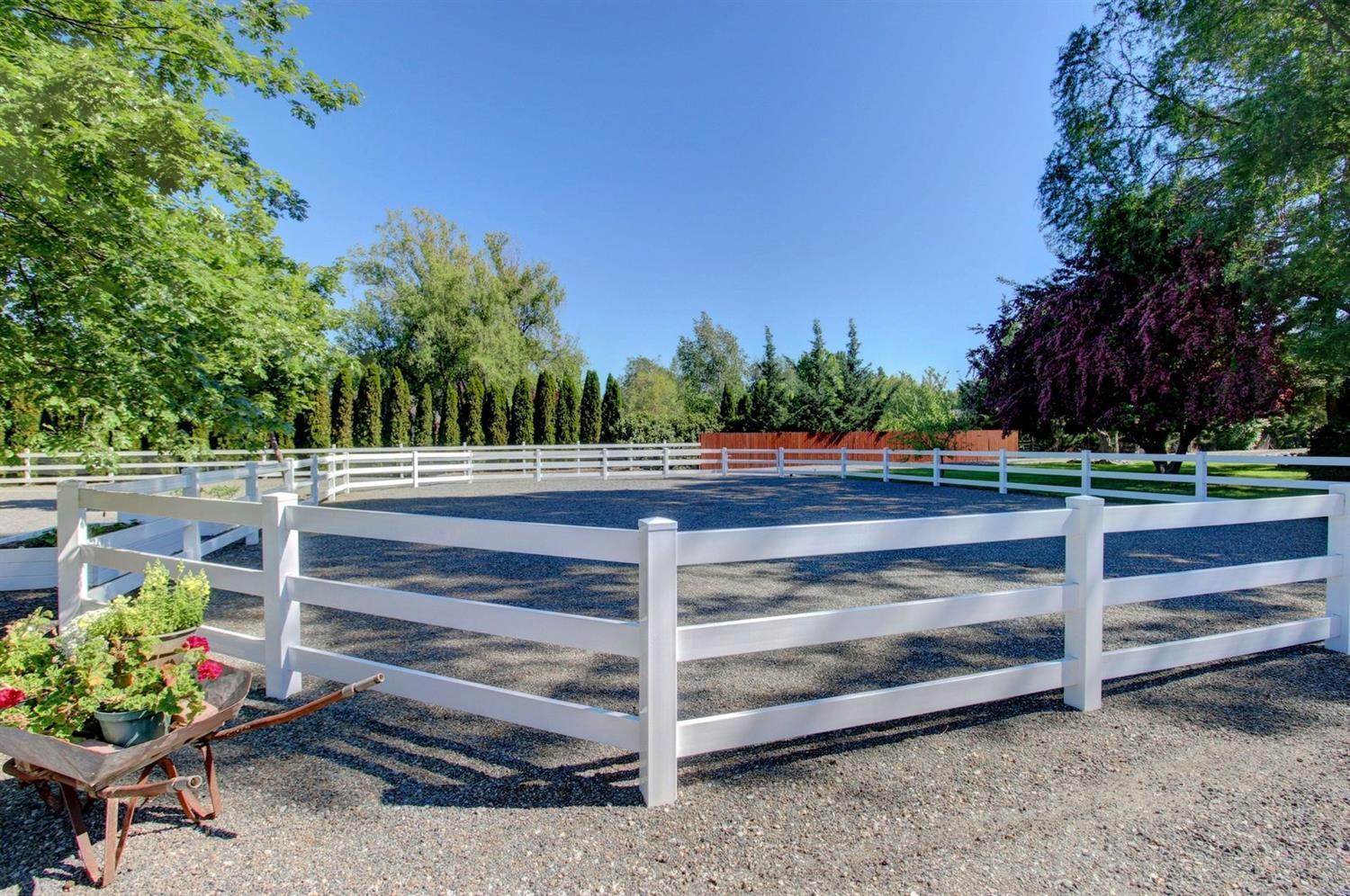 1685 Minear Road Medford, OR 97501 - Photo 25 of 32 Round pin for training your horses...not