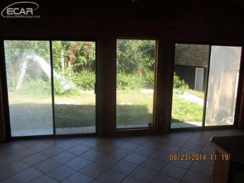 1504 West Judd Road Flint, MI 48507 - Photo 9 of 13 20422214-8.JPG