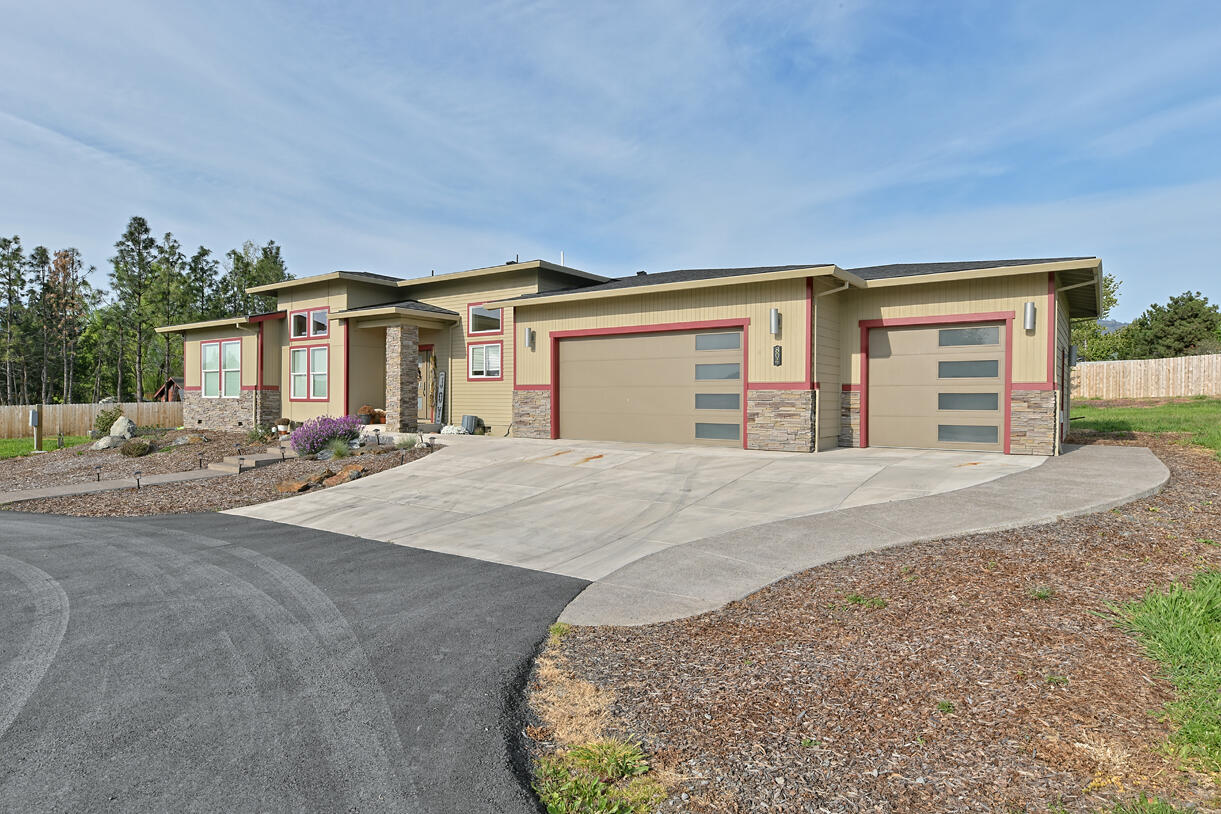 804 South Valley View Road Ashland, OR 97520 - Photo 3 of 32 4