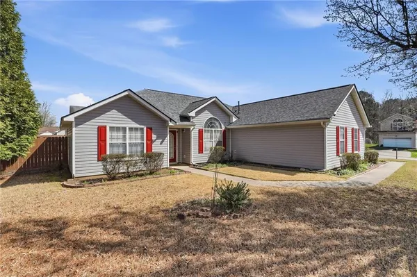 a view of front of a house with a yard
