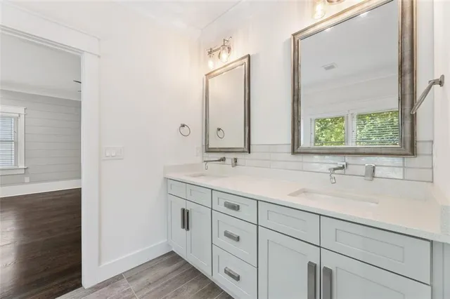 a close view of sink and tap