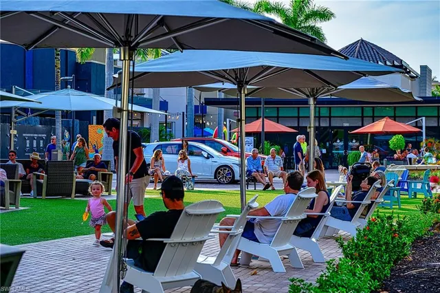 a store filled with lots of different kinds of flowers