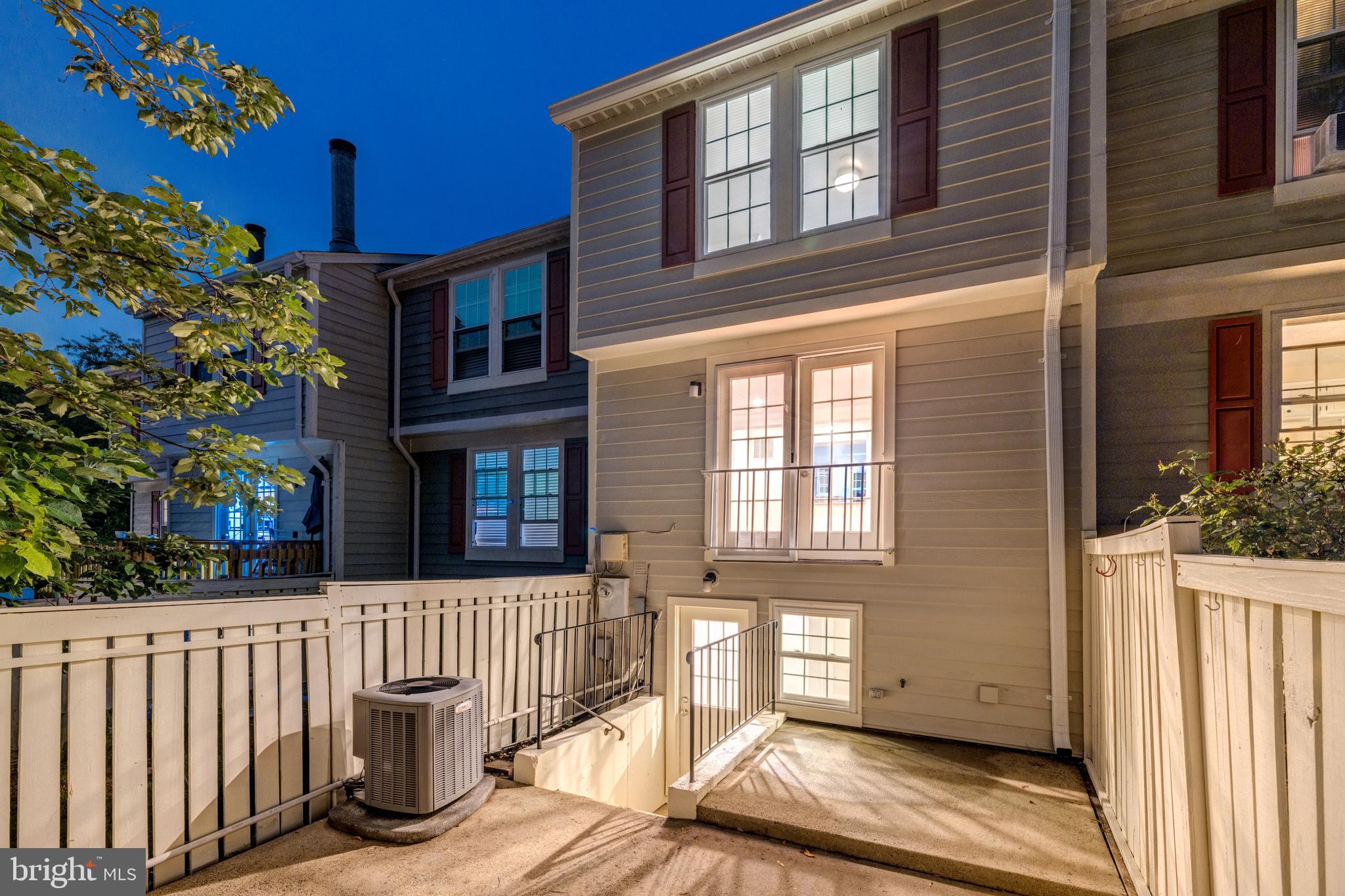 1616 Fieldthorn Drive Reston, VA 20194 - Photo 5 of 46