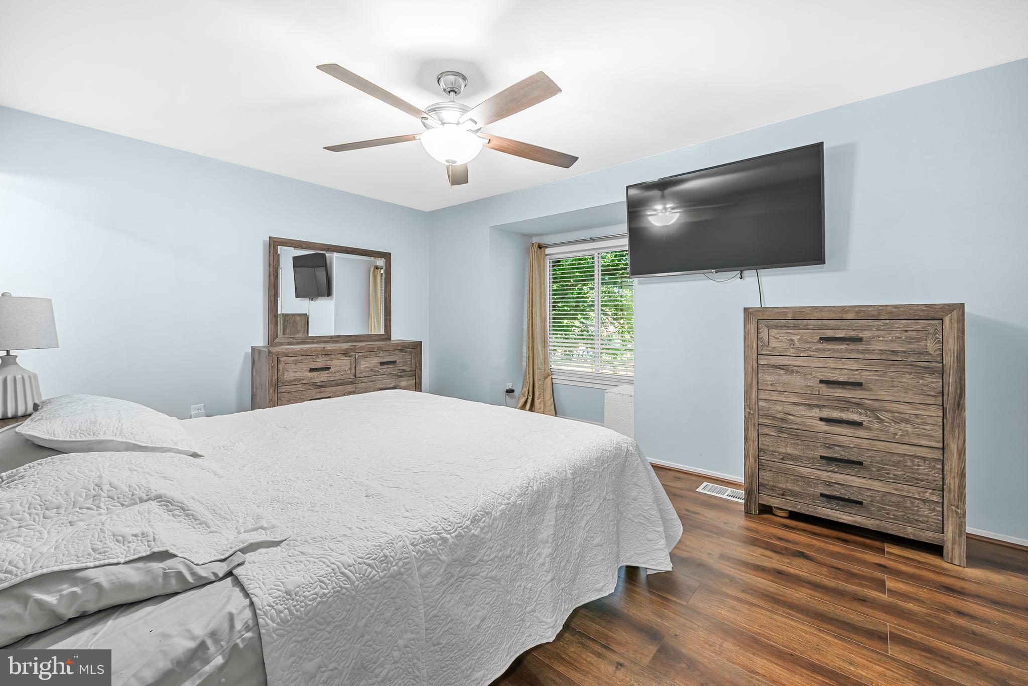 19300 Thomas Farm Road Gaithersburg, MD 20886 - Photo 19 of 26 Primary Bedroom
