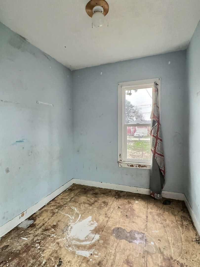 410 North 3rd Street Clinton, IA 52732 - Photo 6 of 8 an empty room with a window