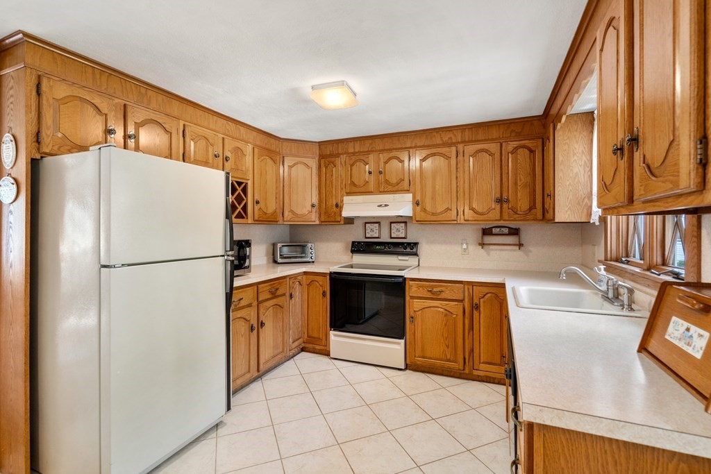 76 Lexington Street Burlington, MA 01803 - Photo 5 of 29