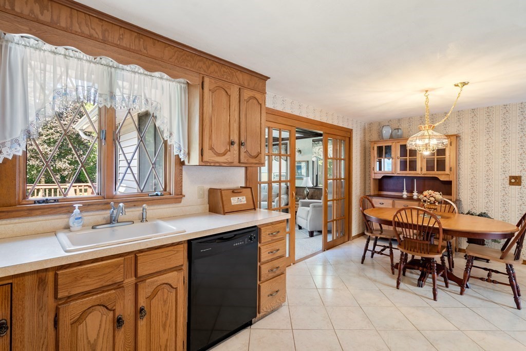 76 Lexington Street Burlington, MA 01803 - Photo 6 of 29