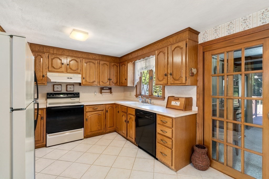76 Lexington Street Burlington, MA 01803 - Photo 7 of 29