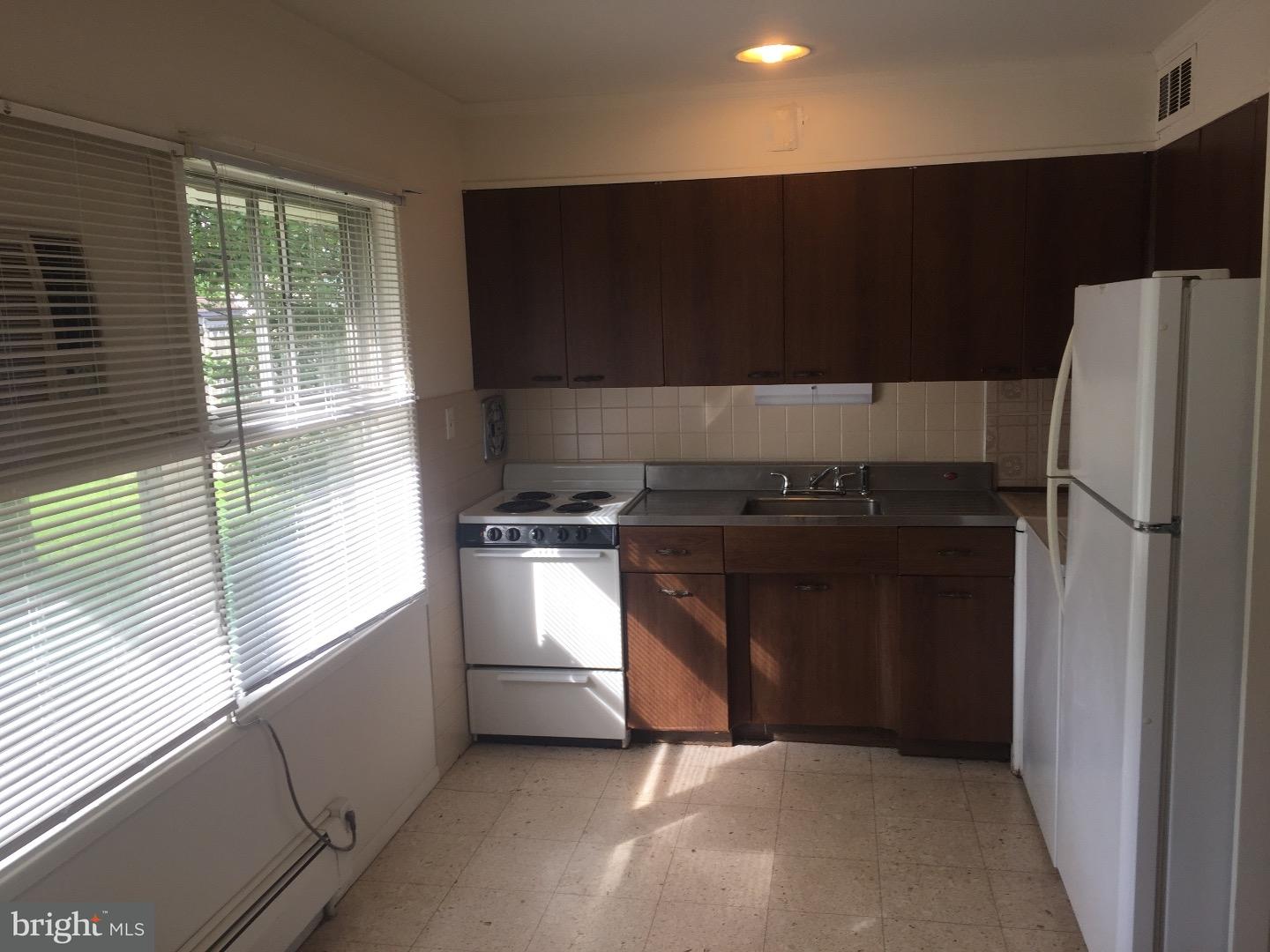 30 Verdant Road Levittown, PA 19057 - Photo 4 of 10
