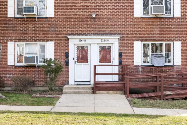 a view of a house with yard