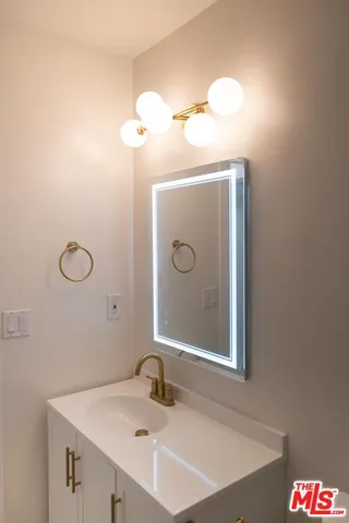 $2,700 | 860 South Kingsley Drive, Unit 209, Los Angeles, CA 90005