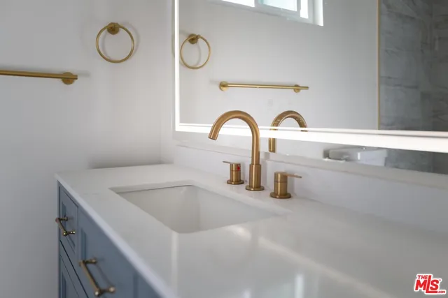 $2,700 | 860 South Kingsley Drive, Unit 209, Los Angeles, CA 90005