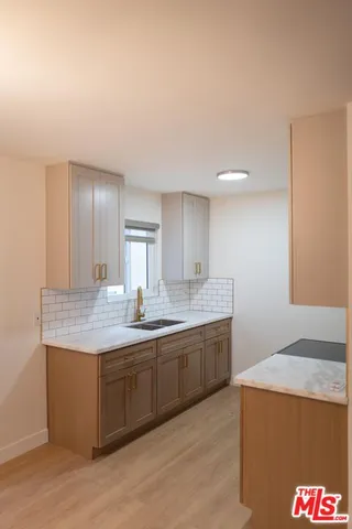$2,700 | 860 South Kingsley Drive, Unit 209, Los Angeles, CA 90005