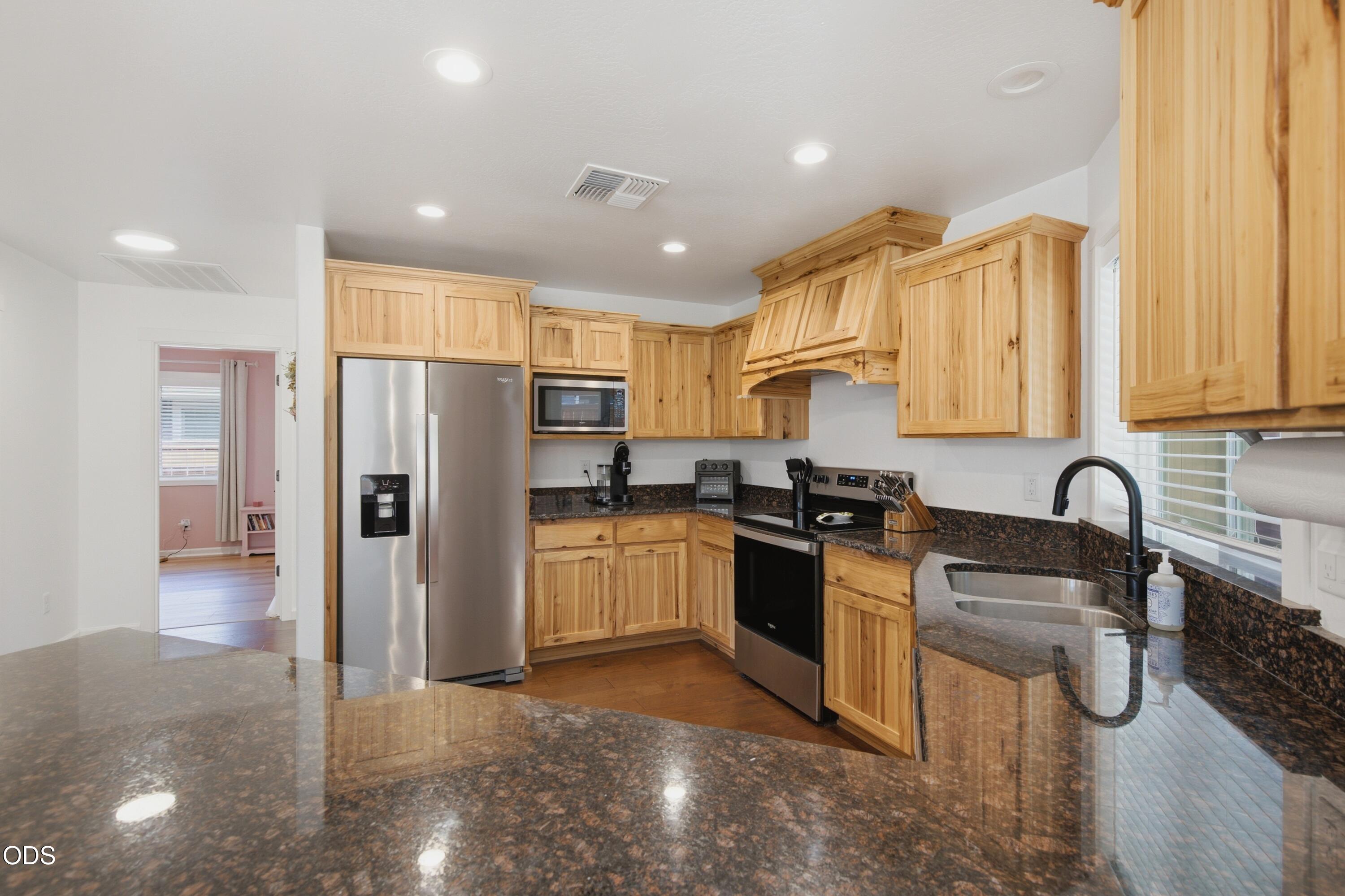 2036 Southwest Truman Way Grants Pass, OR 97526 - Photo 12 of 35