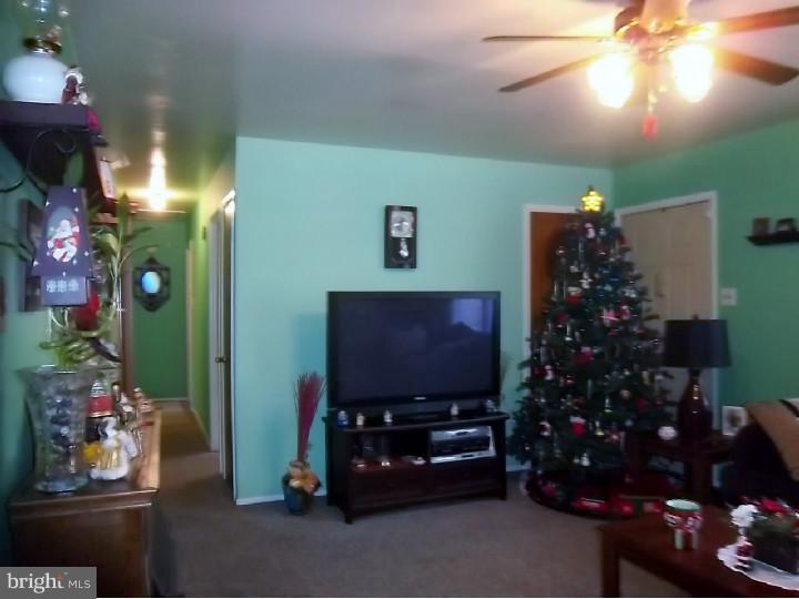 305 Lakedale Road Berlin, NJ 08009 - Photo 13 of 22 Living Room