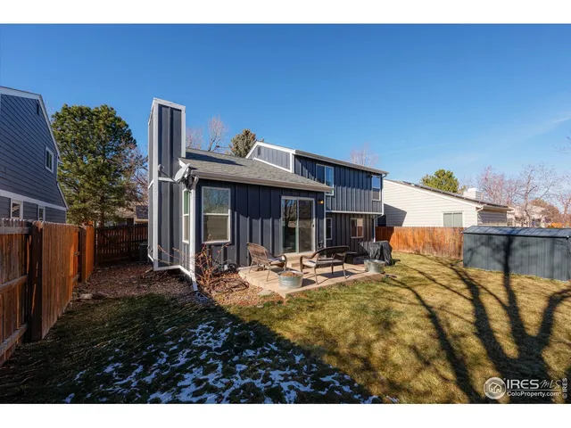 a view of a house with backyard