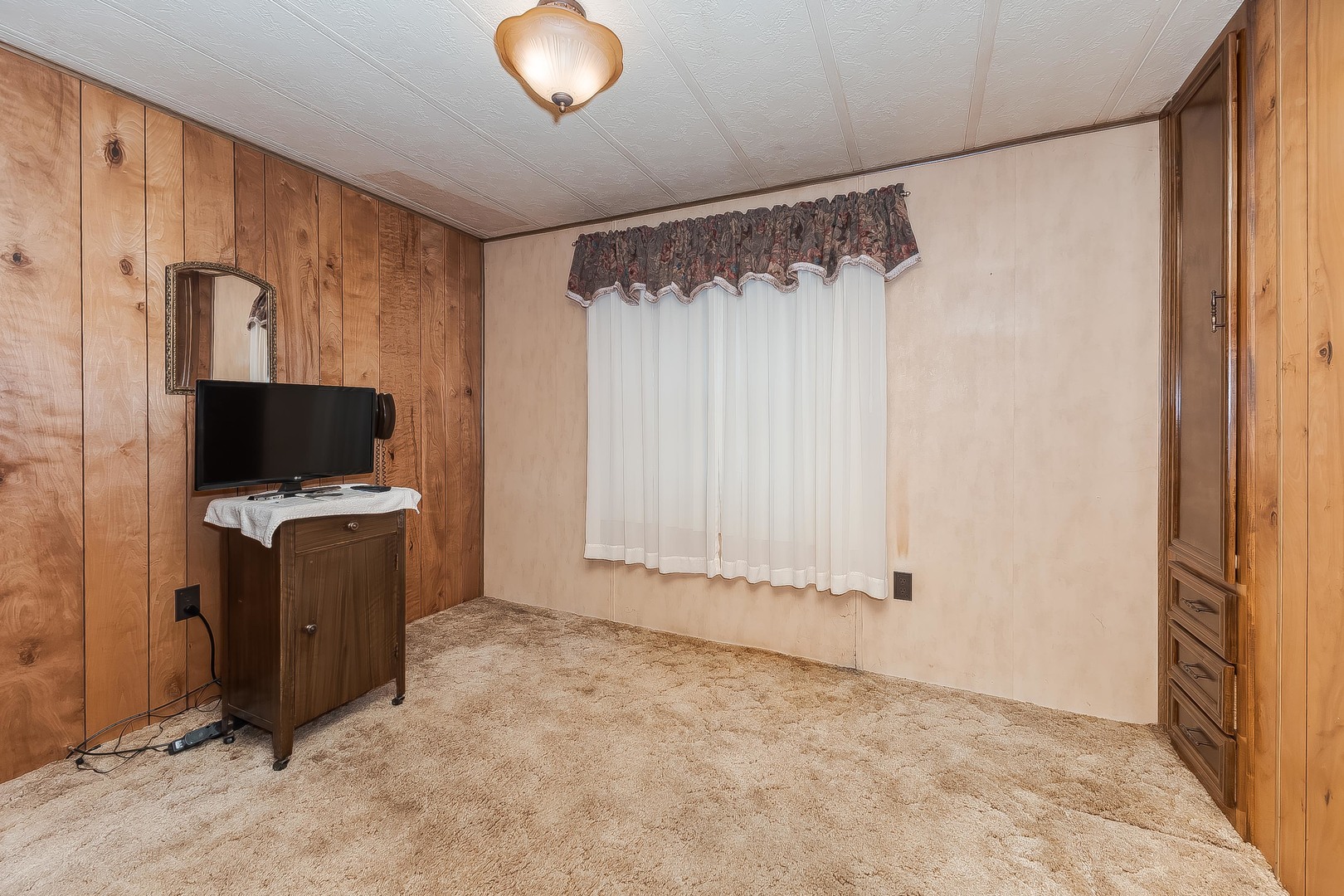 7 Oak Valley Road Bloomington, IL 61704 - Photo 13 of 27 a view of an empty room with a cabinet