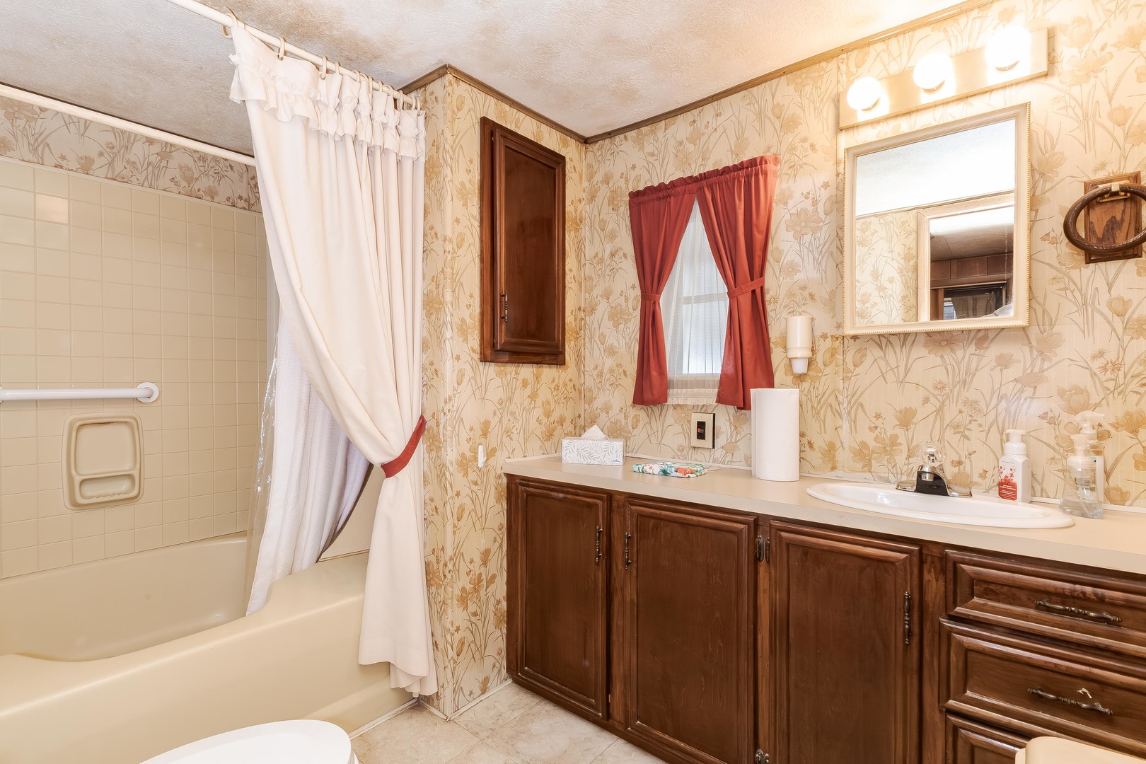 7 Oak Valley Road Bloomington, IL 61704 - Photo 17 of 27 a bathroom with a bathtub sink and mirror