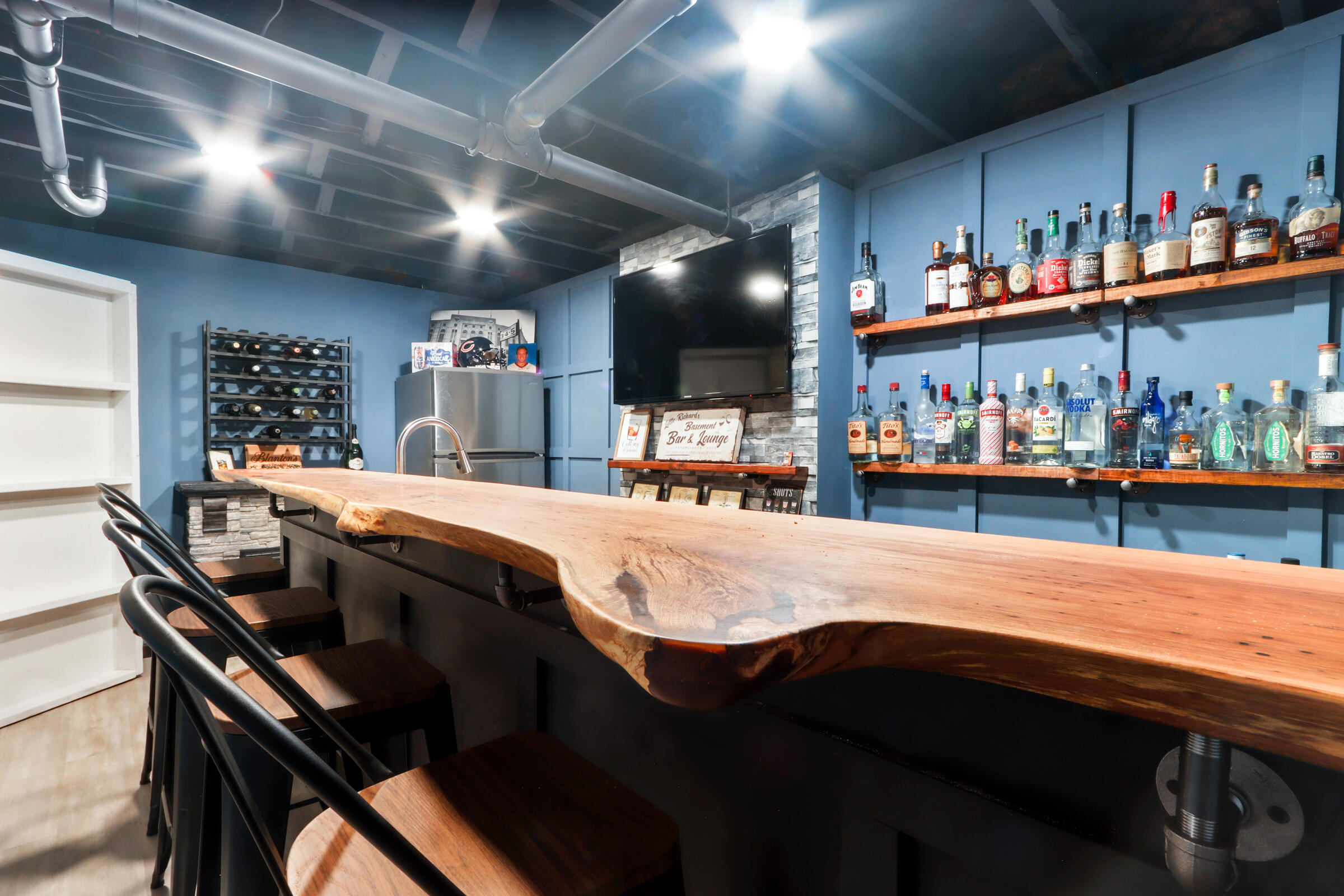 560 North Boulder Ridge Drive Lake Geneva, WI 53147 - Photo 39 of 61 Basement bar