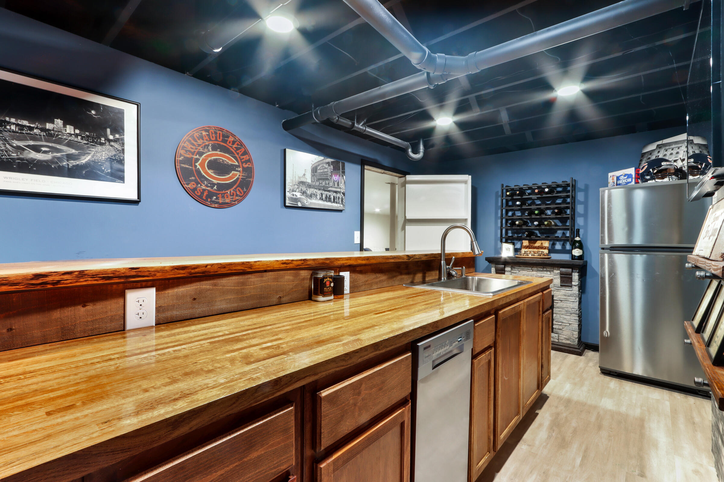 560 North Boulder Ridge Drive Lake Geneva, WI 53147 - Photo 40 of 61 Basement bar