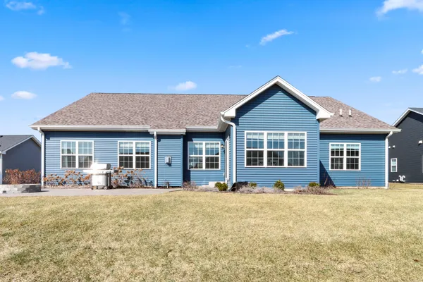 $1,100,000 | 560 North Boulder Ridge Drive, Lake Geneva, WI 53147