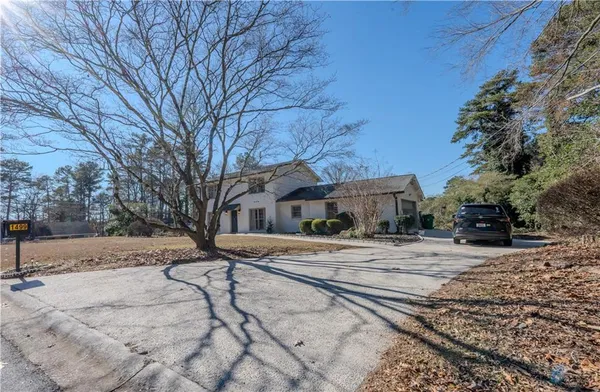 a street view with residential house
