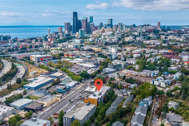 $389,900 | 827 Hiawatha Place South, Unit 204, Seattle, WA 98144