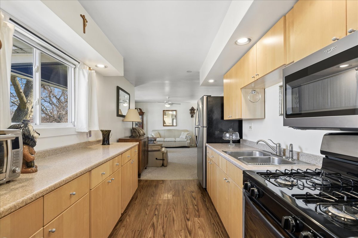 63 Wren Road Carpentersville, IL 60110 - Photo 2 of 2