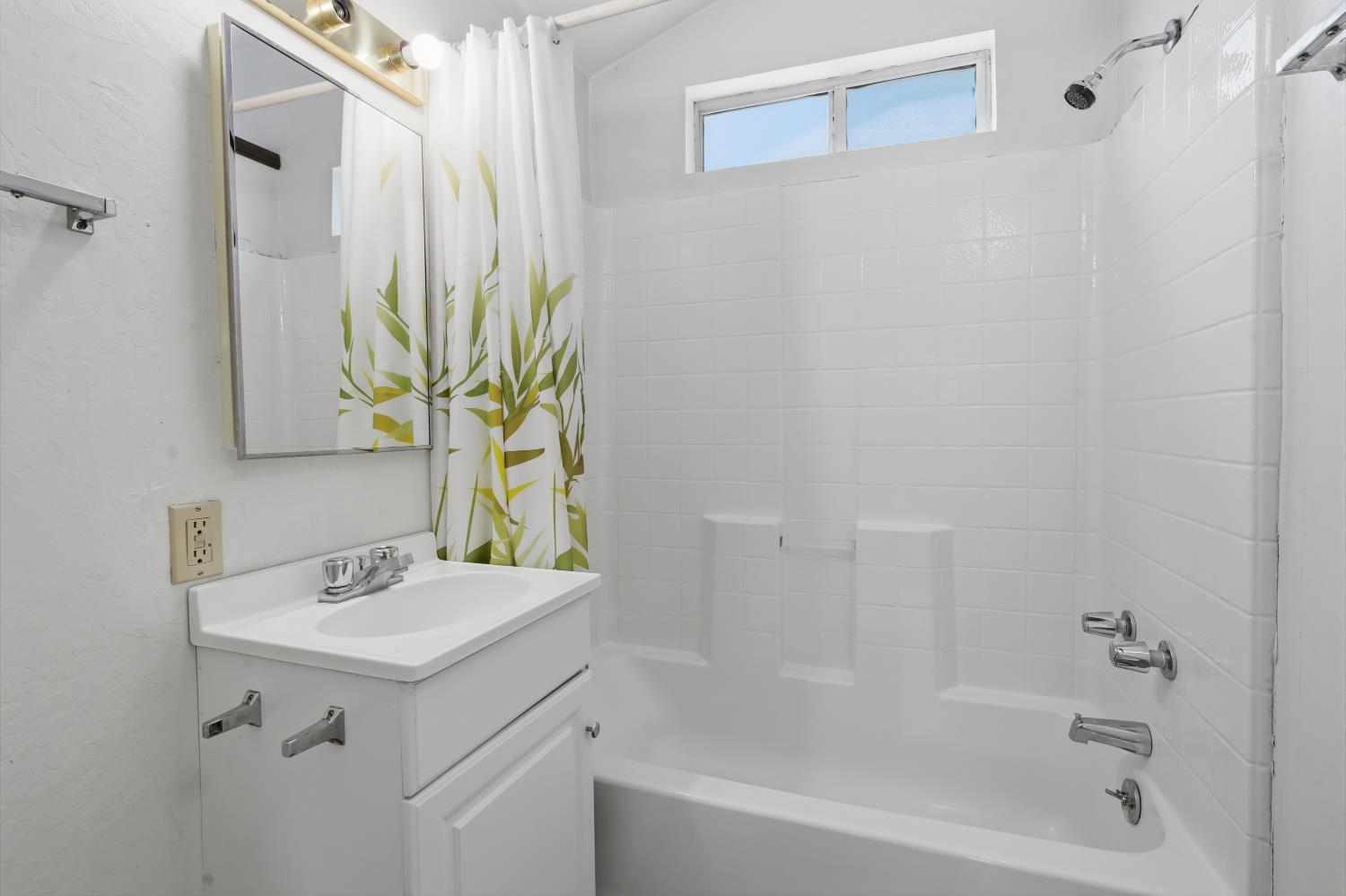 13351 Newtown Road Nevada City, CA 95959 - Photo 13 of 50 a bathroom with a sink a mirror and a bathtub