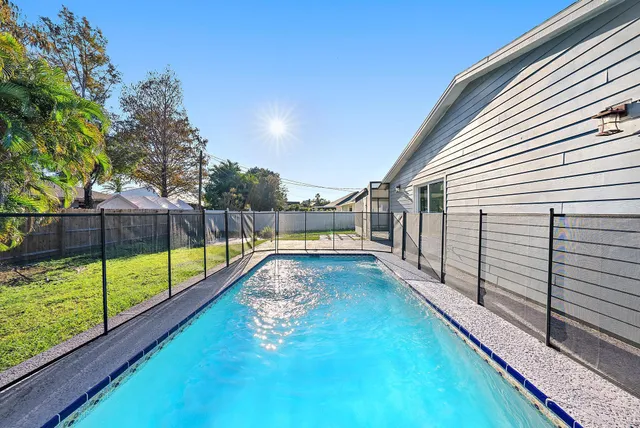 a view of a backyard