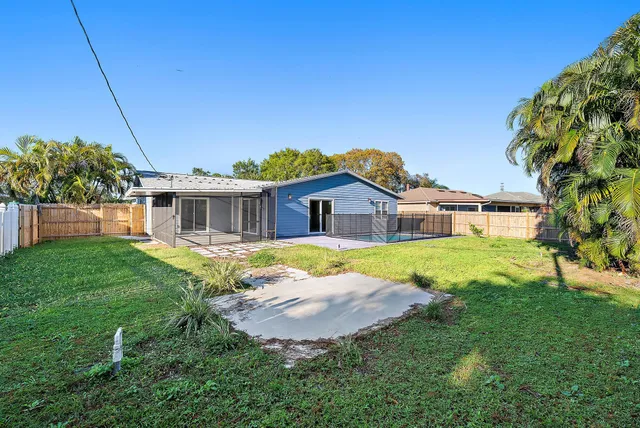 a view of a house with a backyard