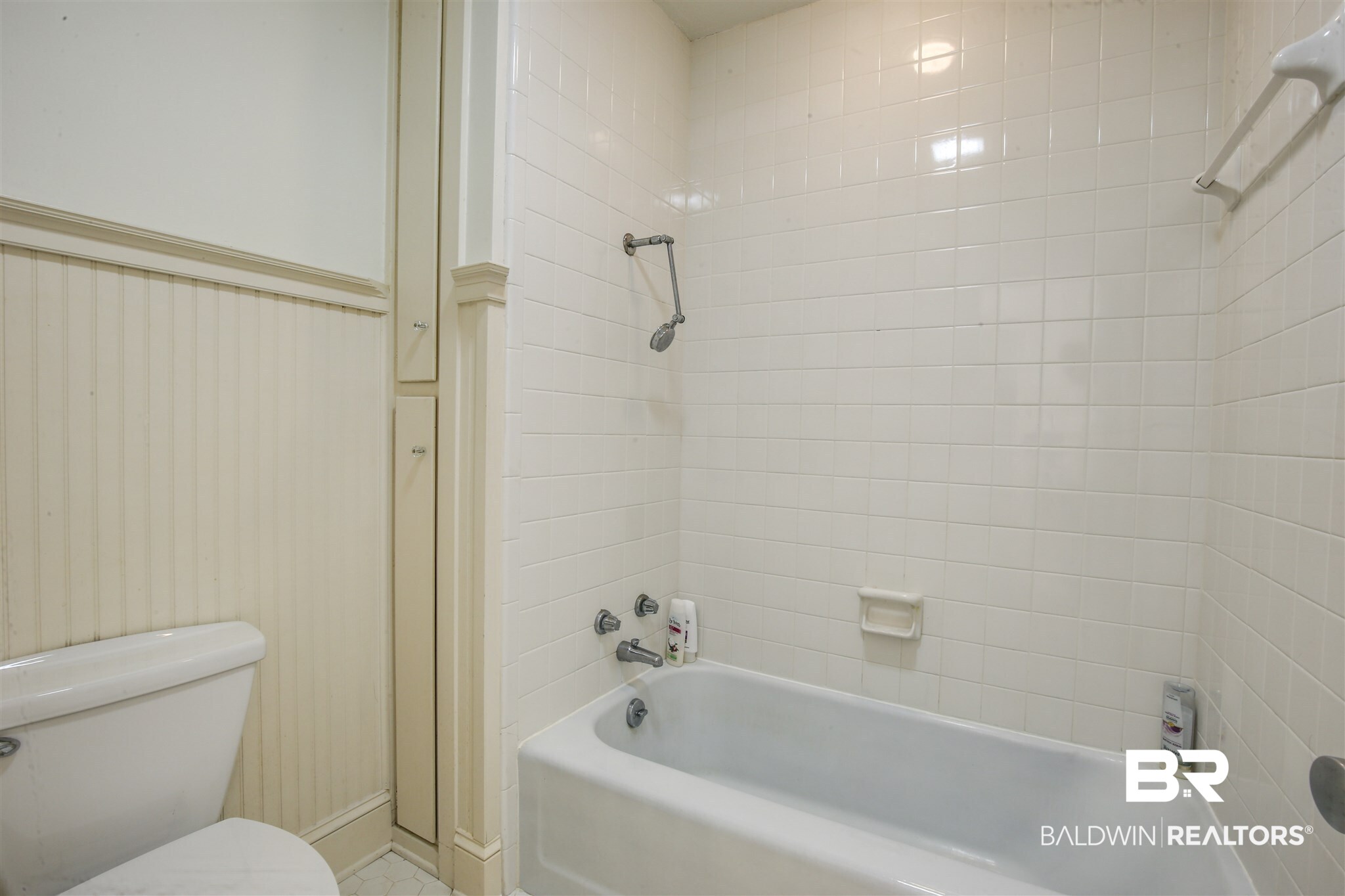 18080 Quail Run Road, Unit 4A Fairhope, AL 36532 - Photo 14 of 28 master bathroom