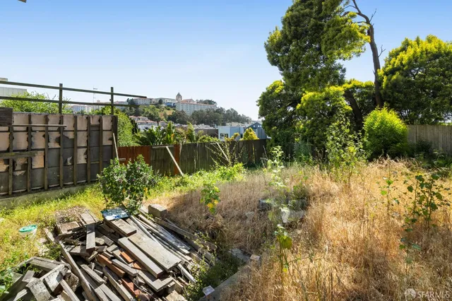 a view of a backyard