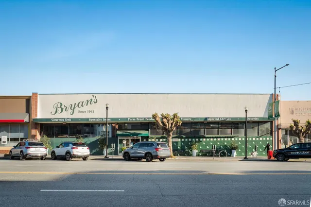 a park with lots of trees and plants