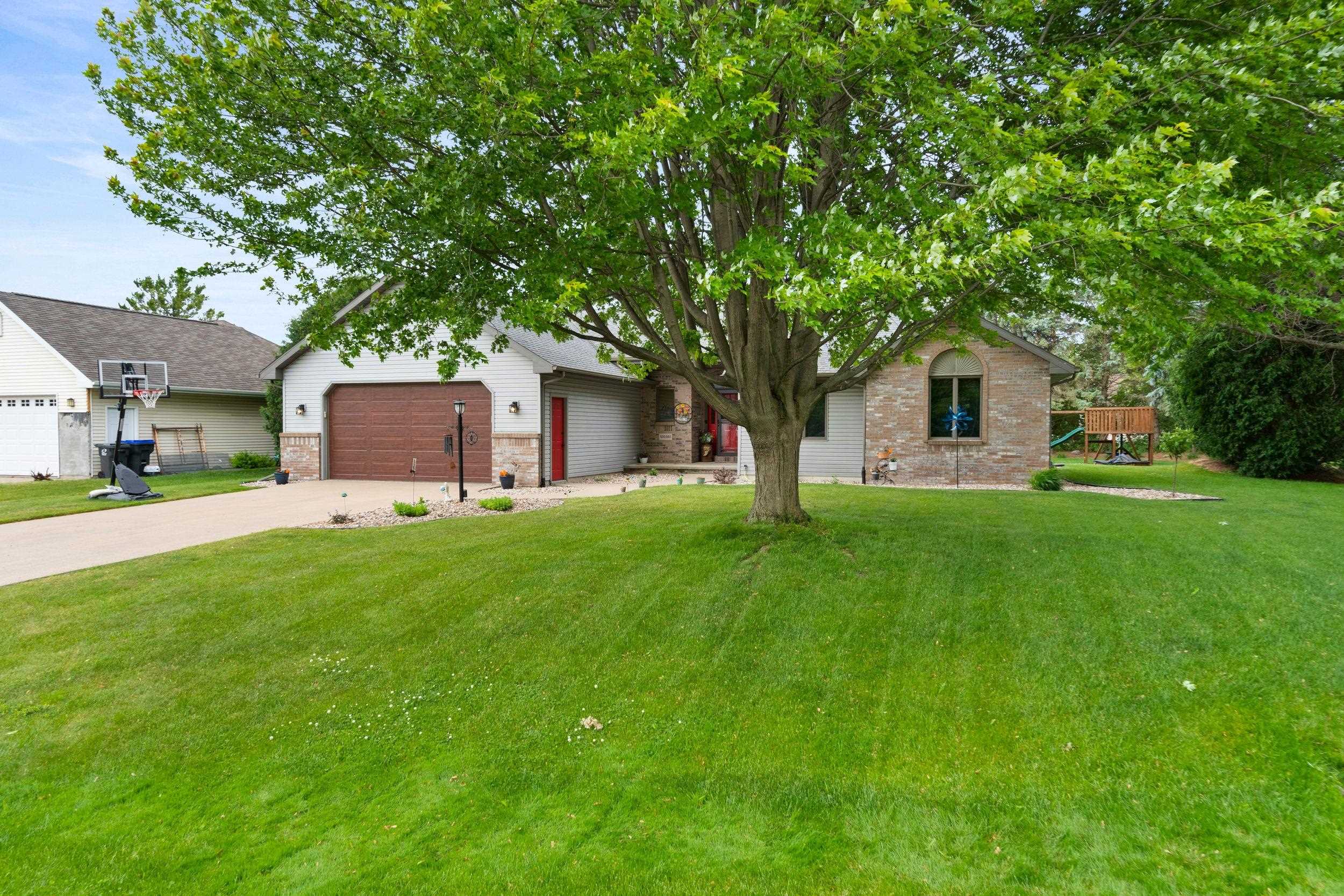 W2585 Oakbrook Court Appleton, WI 54915 - Photo 8 of 56
