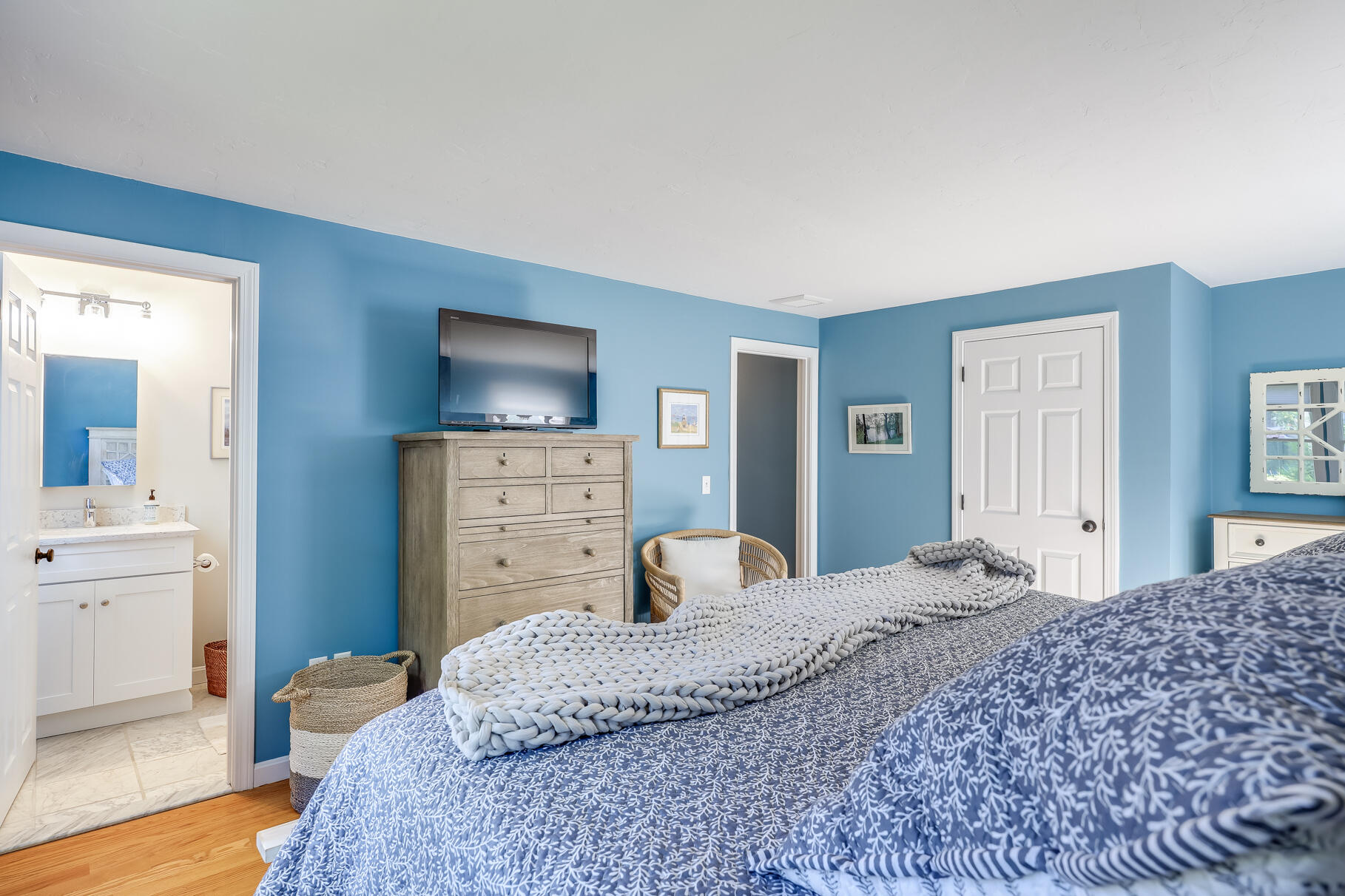 51 North Gate Road Chatham, MA 02633 - Photo 21 of 50 a bedroom with a large bed and a tv