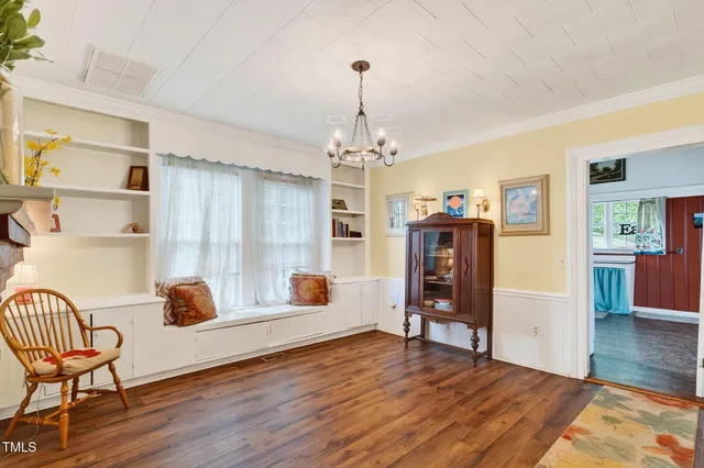 a view of a livingroom with wooden floor and closet