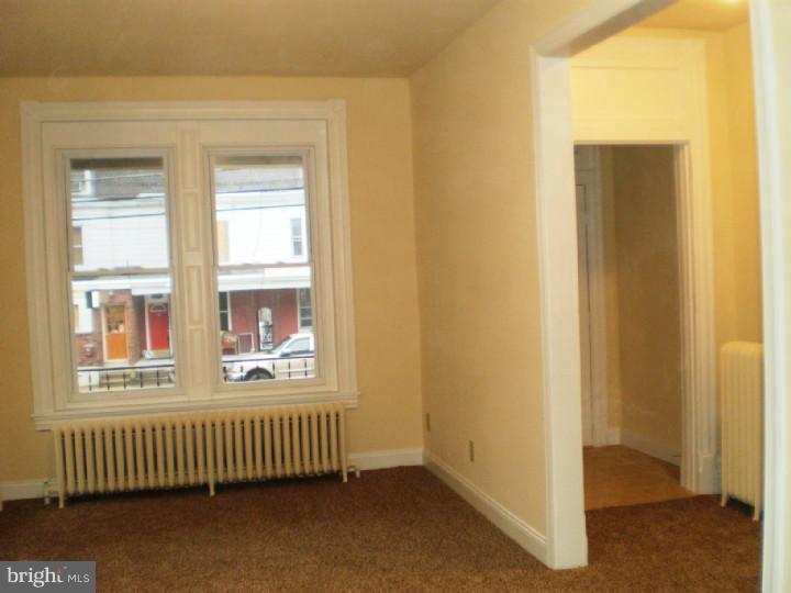 2905 Kutztown Road Reading, PA 19605 - Photo 2 of 20 Living Room