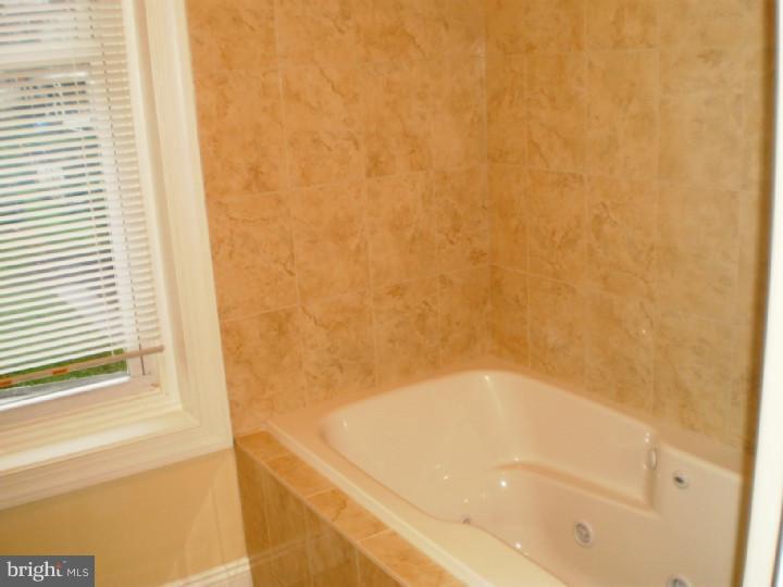 2905 Kutztown Road Reading, PA 19605 - Photo 12 of 20 Bathroom