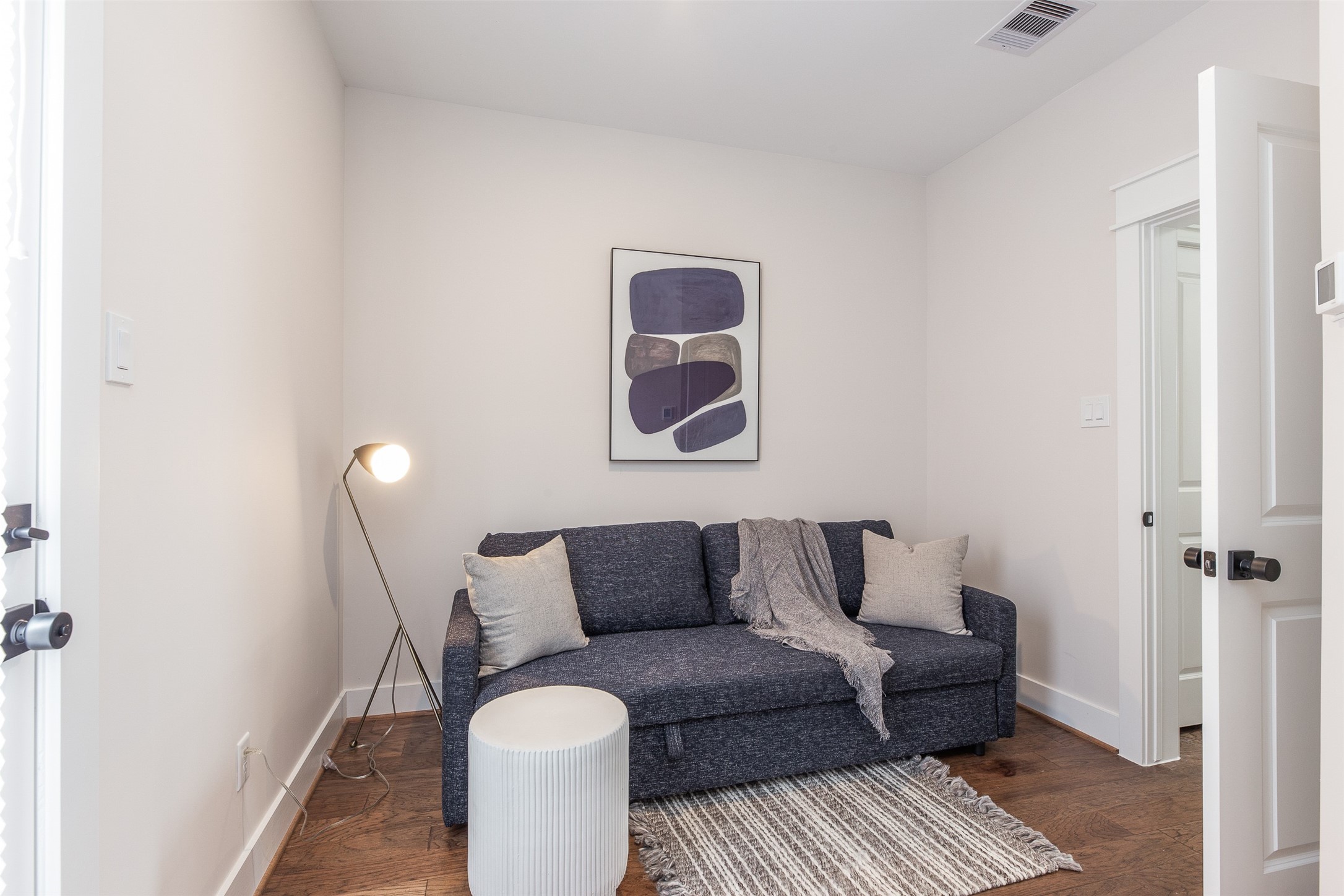 605 Middle Street Houston, TX 77003 - Photo 22 of 33 a living room with furniture and a window