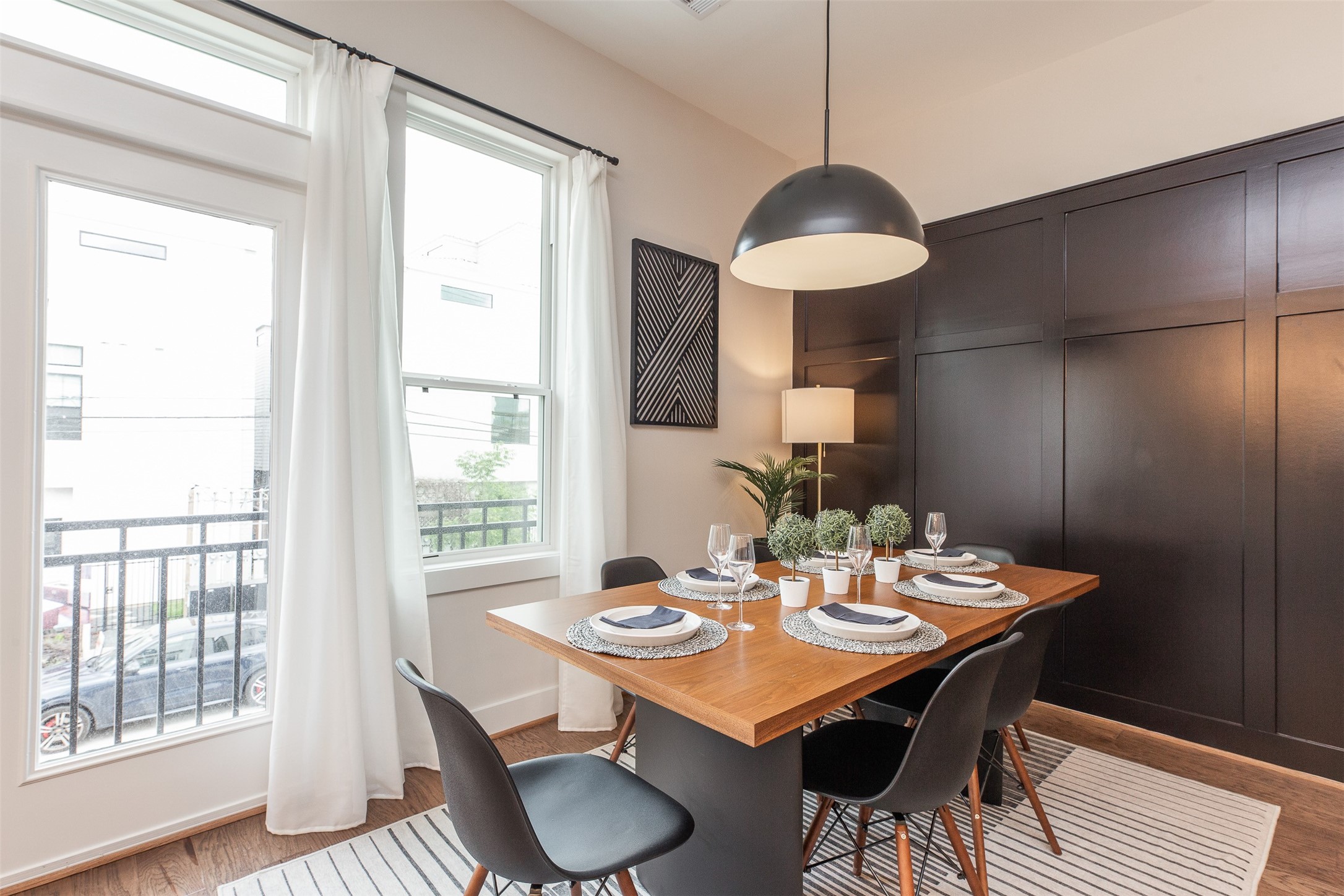 605 Middle Street Houston, TX 77003 - Photo 24 of 33 a dining room with a table and chairs