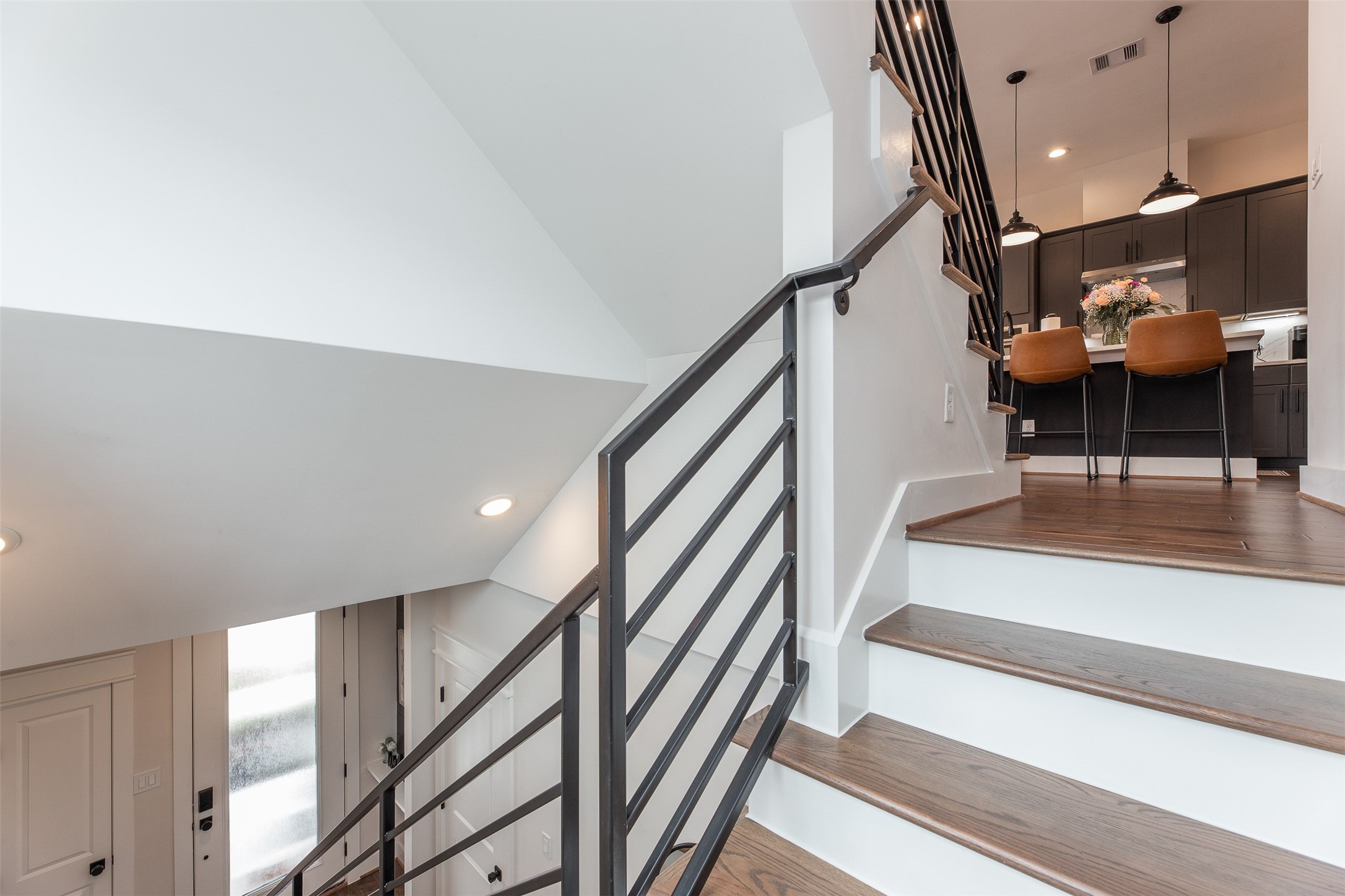 605 Middle Street Houston, TX 77003 - Photo 25 of 33 a view of entryway and hall