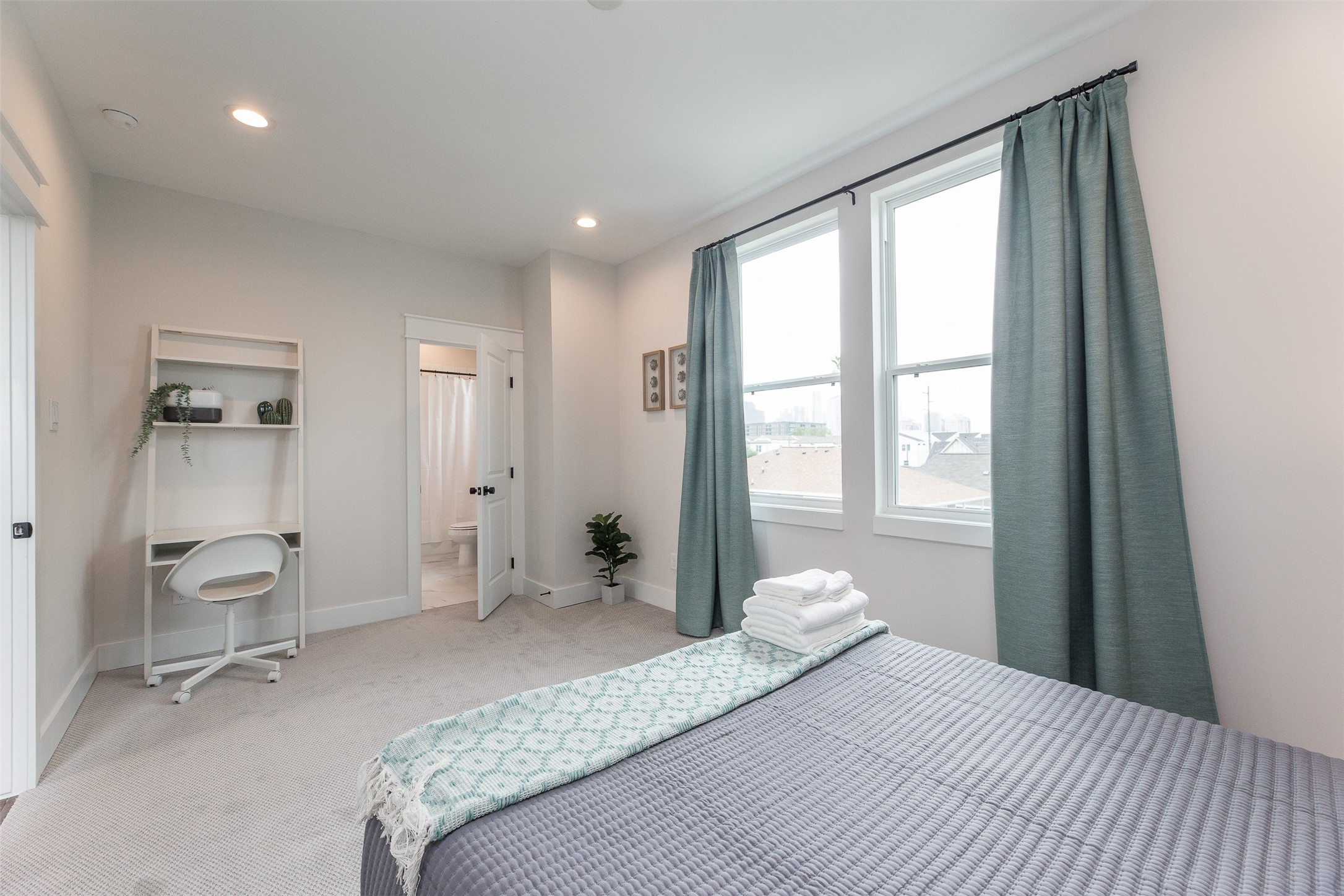 605 Middle Street Houston, TX 77003 - Photo 29 of 33 a bedroom with a bed and a window