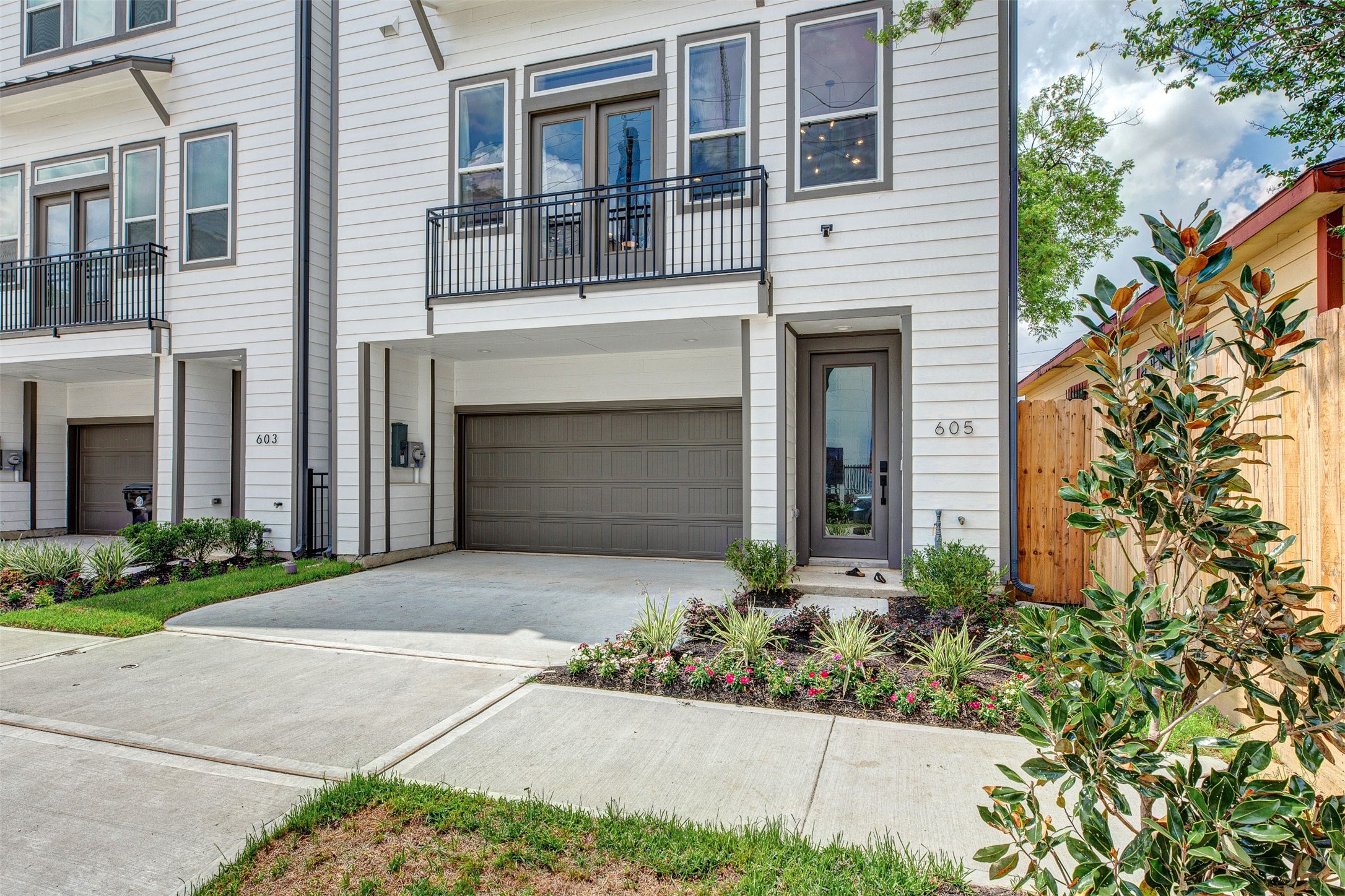 605 Middle Street Houston, TX 77003 - Photo 7 of 33 front view of a house with a yard