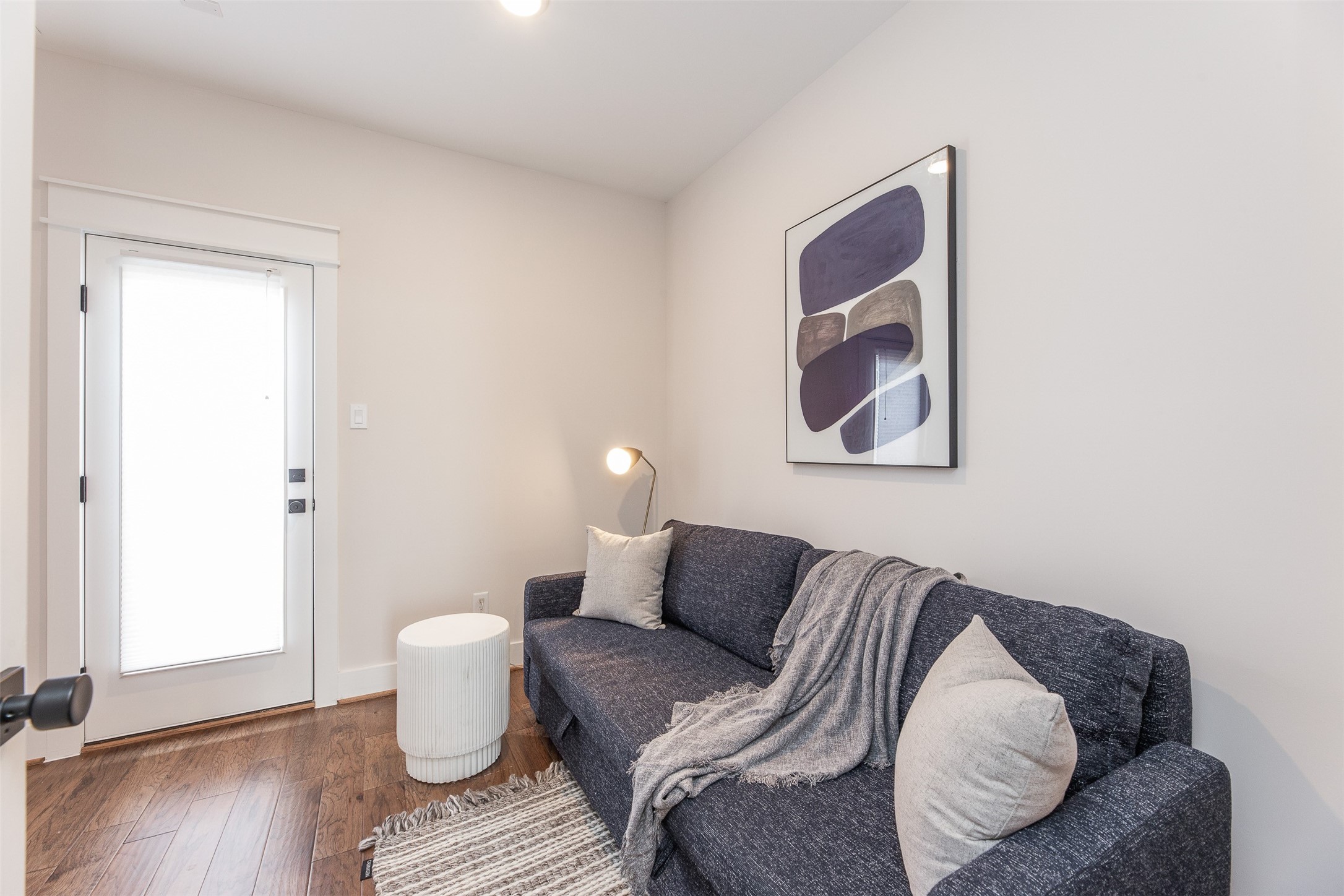 605 Middle Street Houston, TX 77003 - Photo 10 of 33 a living room with furniture and wooden floor