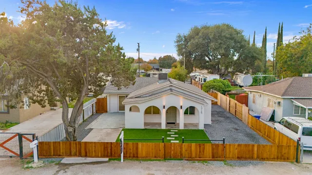 a view of house with a yard