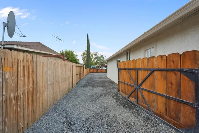 a view of a backyard with pathway