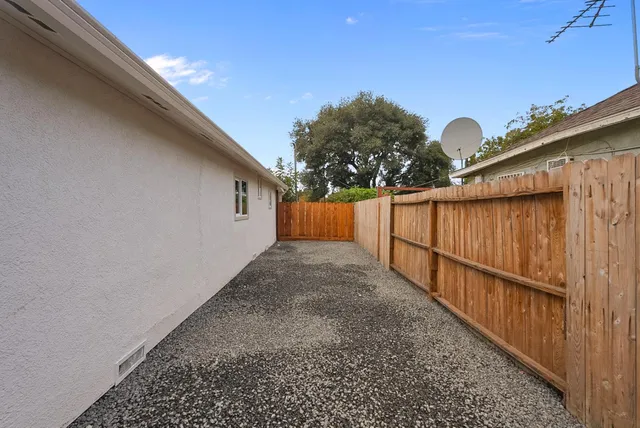 a view of a backyard