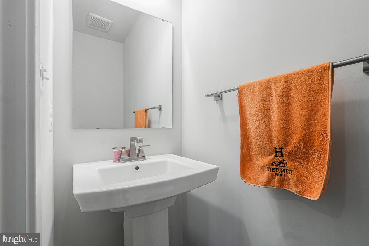 14934 Ring House Road Brandywine, MD 20613 - Photo 20 of 34 a bathroom with a sink and a mirror